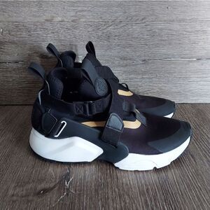 Nike Air Huarache City Shoe Black & Gold - Size 6Y